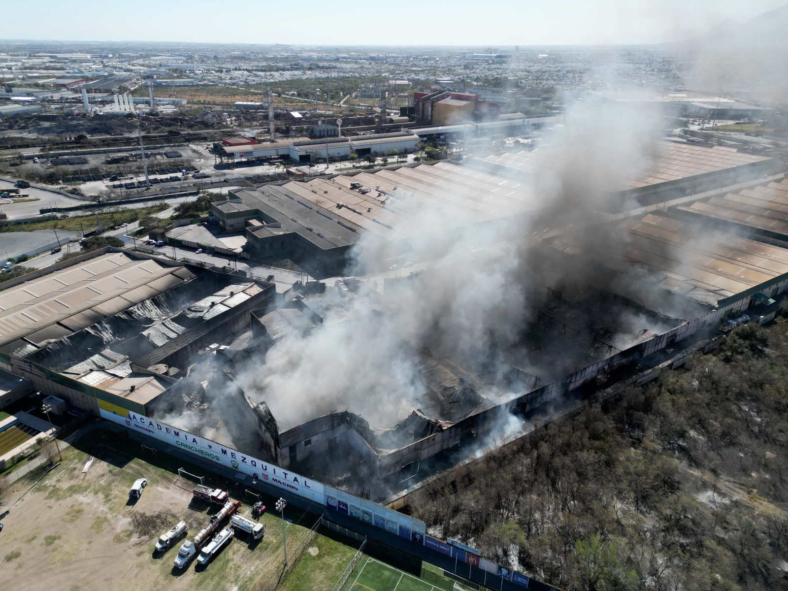 Logran sofocar 80% de incendio en Parque Industrial Kalos