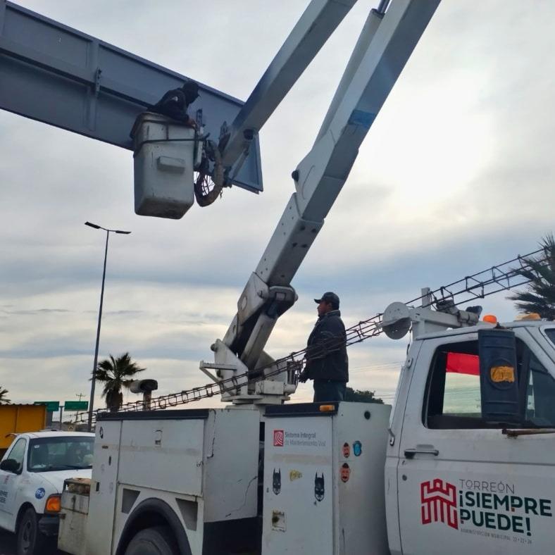 Realiza Torreón mantenimiento y colocan nuevos semáforos en cruceros del municipio