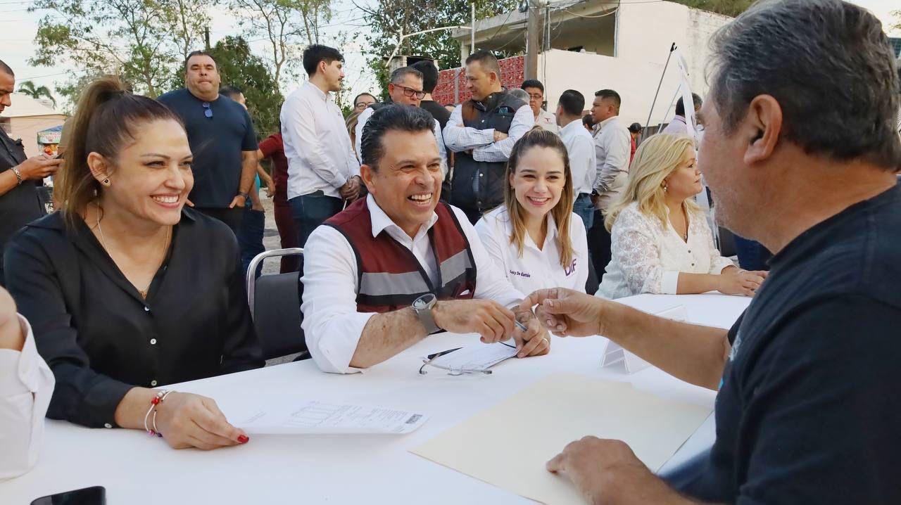 Conviven Lalo Gattás y Lucy de Gattás con vecinos de la Treviño Zapata