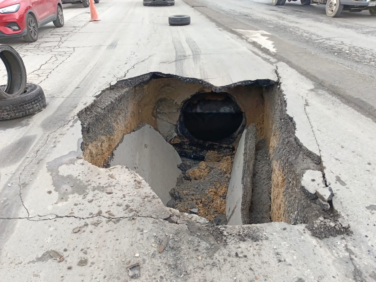 Atiende Escobedo socavón formado en carretera Laredo