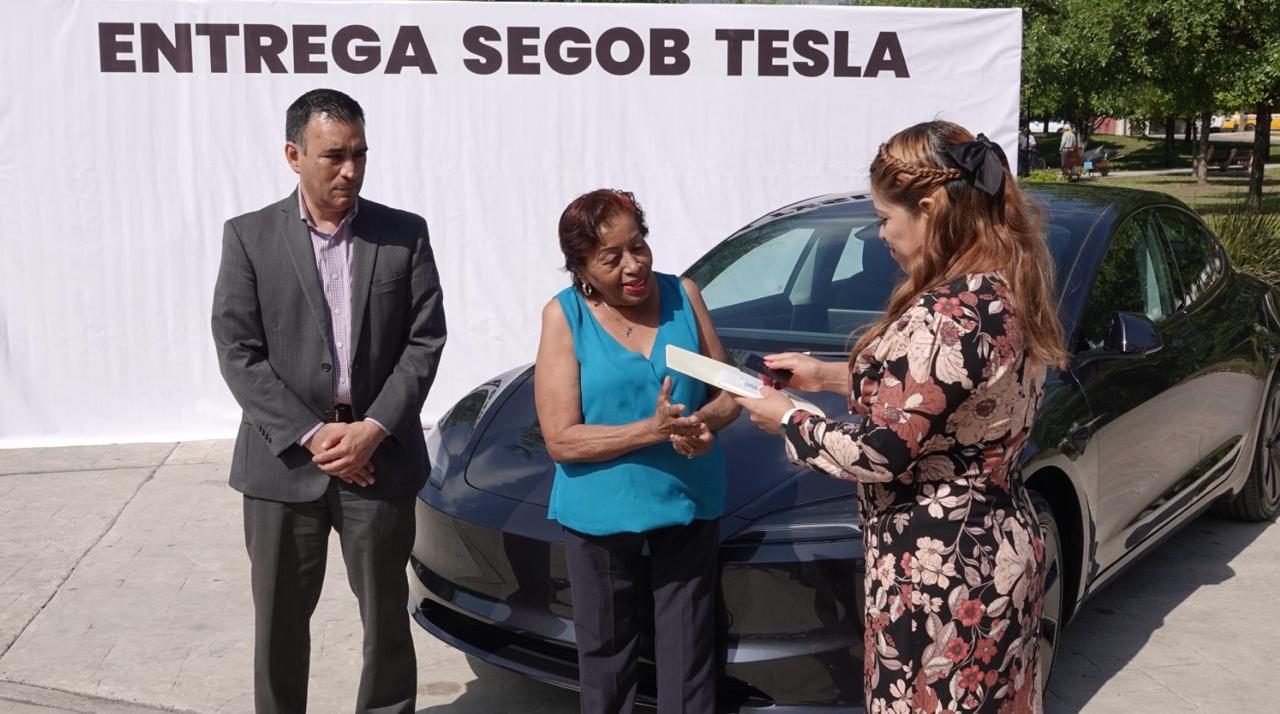 Por fin entrega SEGOB auto Tesla a viuda