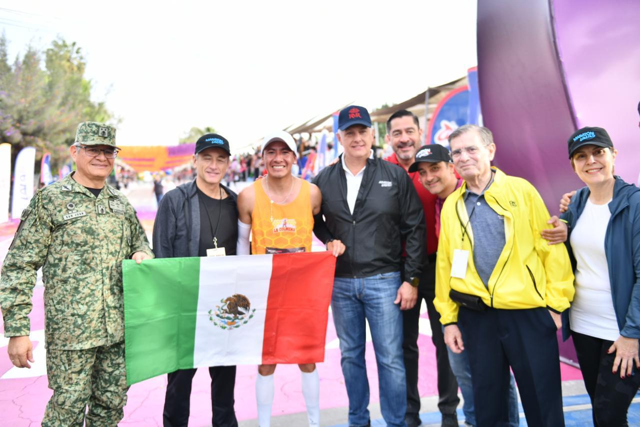 Alcalde de Torreón recibe en la meta a los ganadores del Maratón Lala
