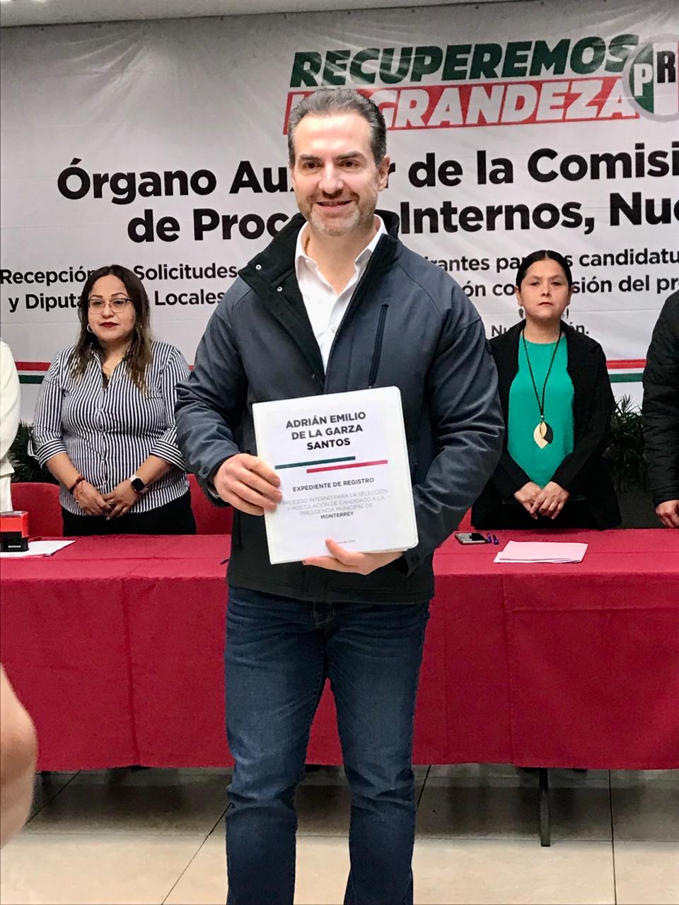 Se registra en el PRI Nuevo León como candidato por Monterrey Adrián de la Garza