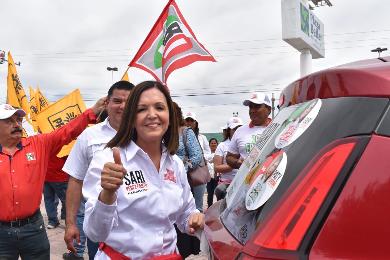 Realiza Sari Pérez Cantú pegoteo en la Plaza de la Lagunita