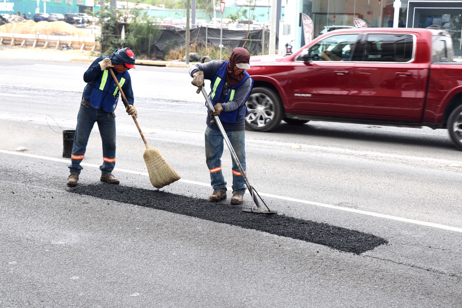 Despliega San Nicolás cuadrillas de bacheo; piden hacer reportes