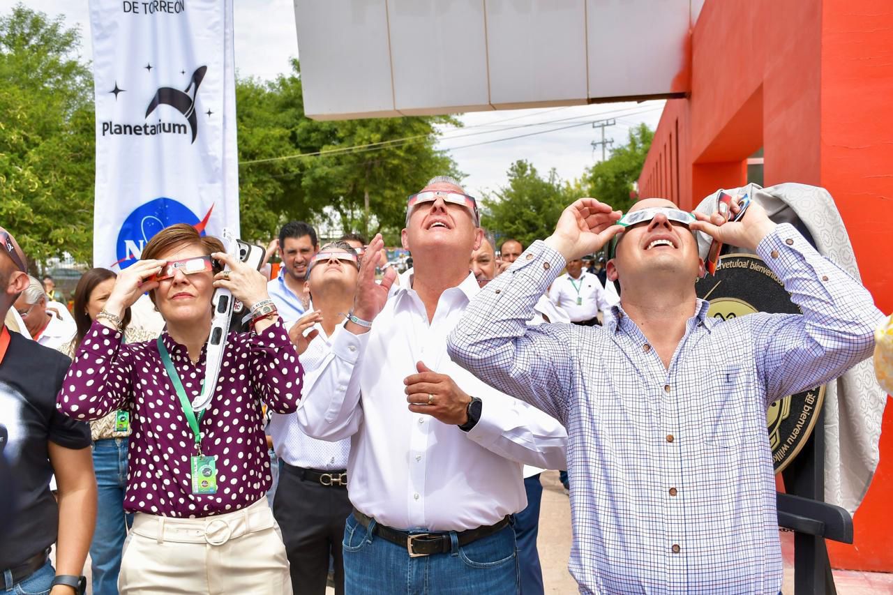 Más de 150 mil turistas nacionales y extranjeros observaron el eclipse solar total en Torreón