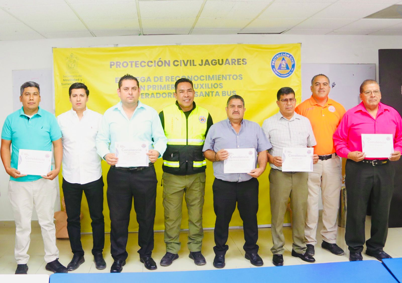 Entrega Jaguares reconocimientos en primeros auxilios a operadores de Santa Bus
