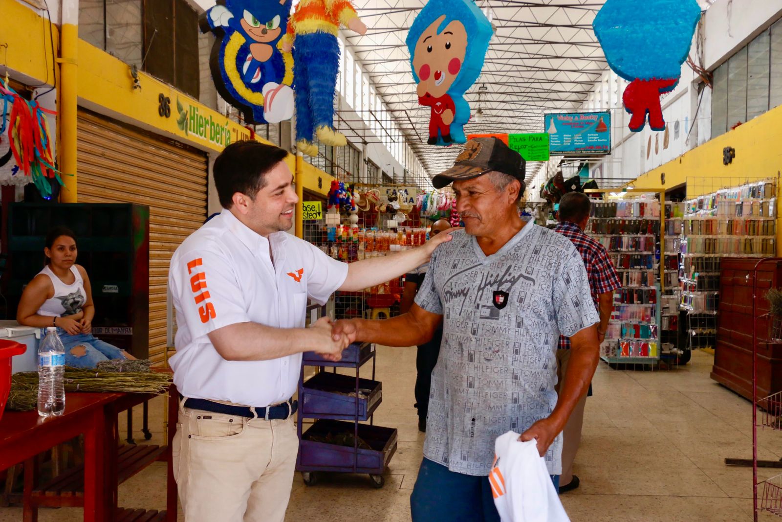 Locatarios del Mercado Argüelles abrazan un Victoria Diferente con Luis Torre