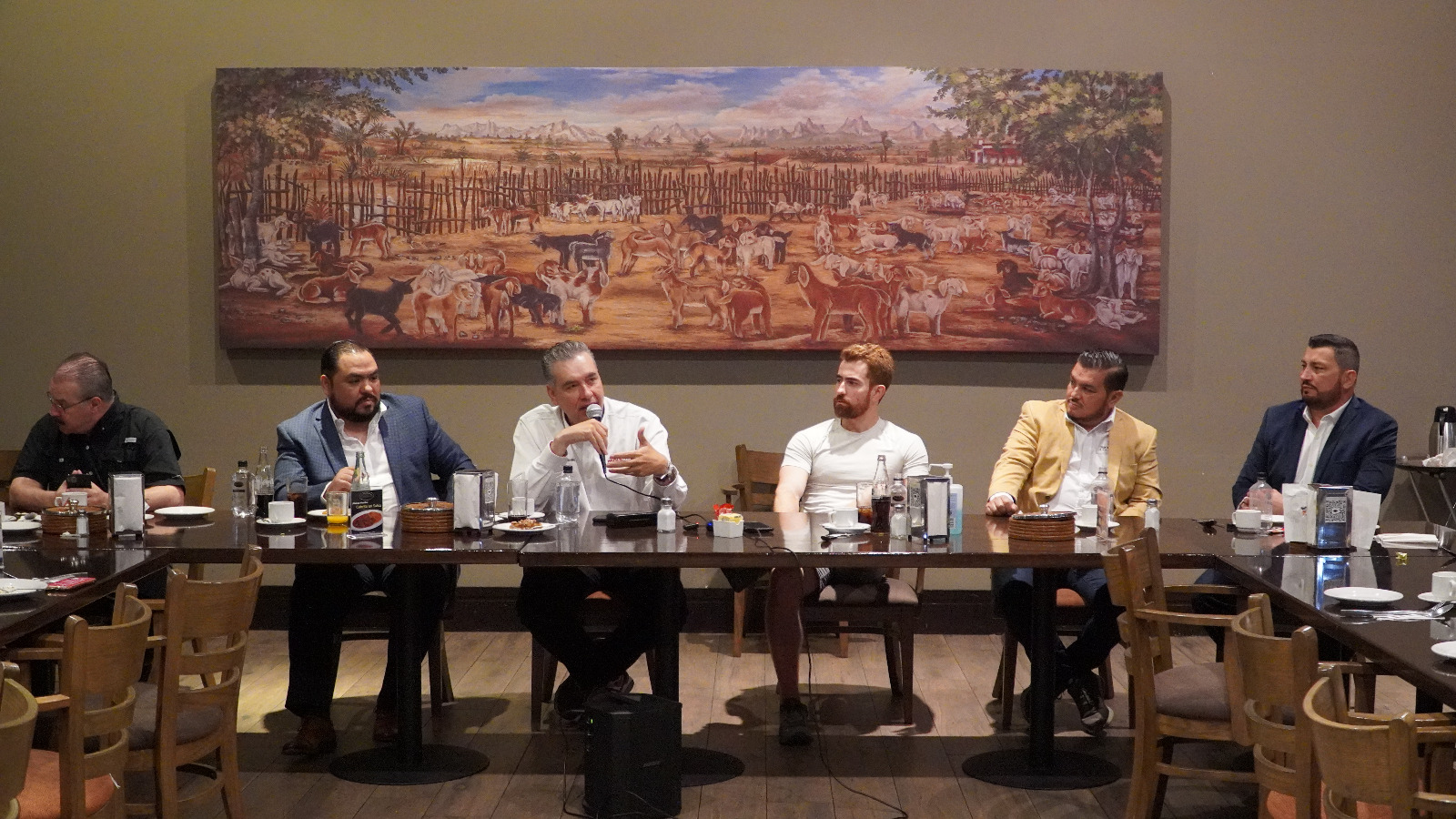 “Las mipymes son el motor de Nuevo León” dice Waldo Fernández en reunión con empresarios
