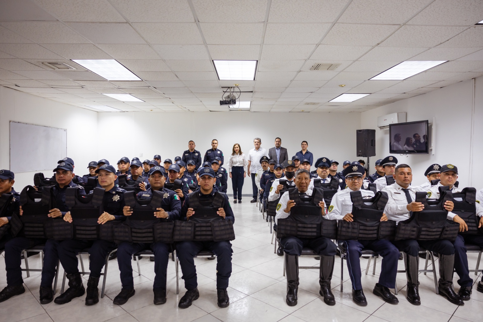 Entregan chalecos balísticos a policías de Guadalupe