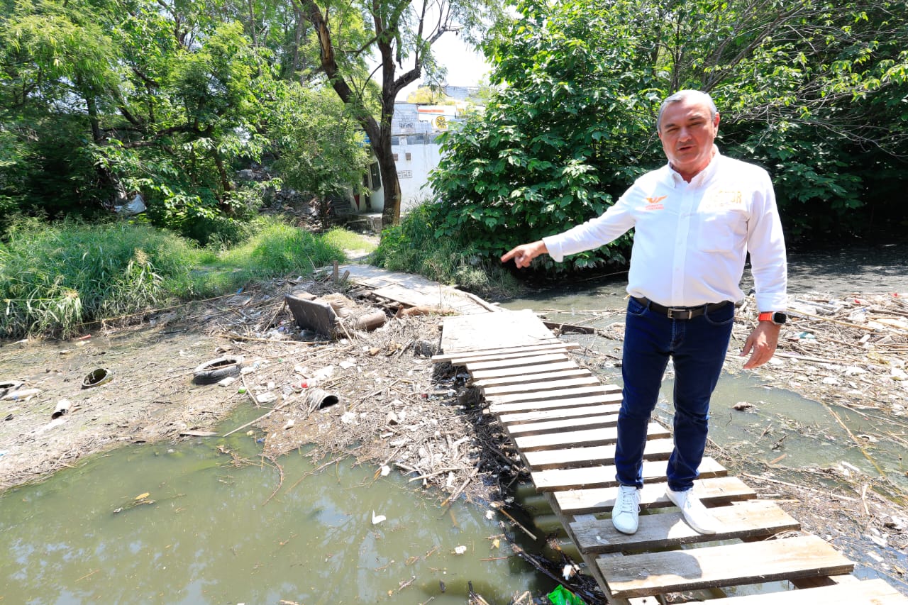 Héctor García gestionará ante AyD eliminar fugas de drenaje sanitario