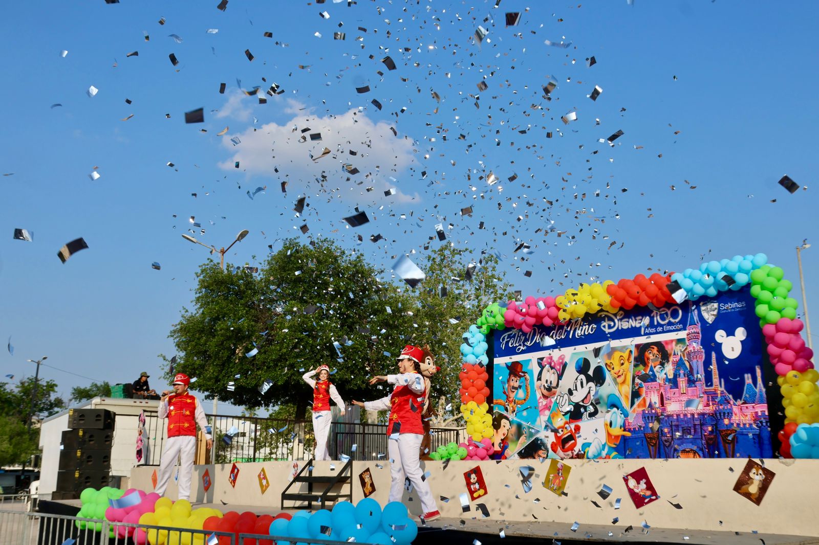 Festejan a las niñas y niños de Sabinas