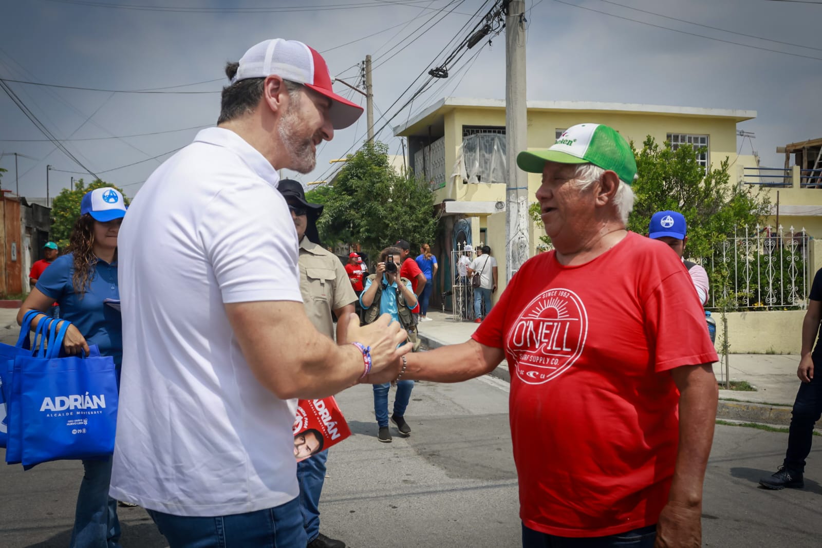 Resolverá Adrián de la Garza desbordamiento de drenajes sanitarios