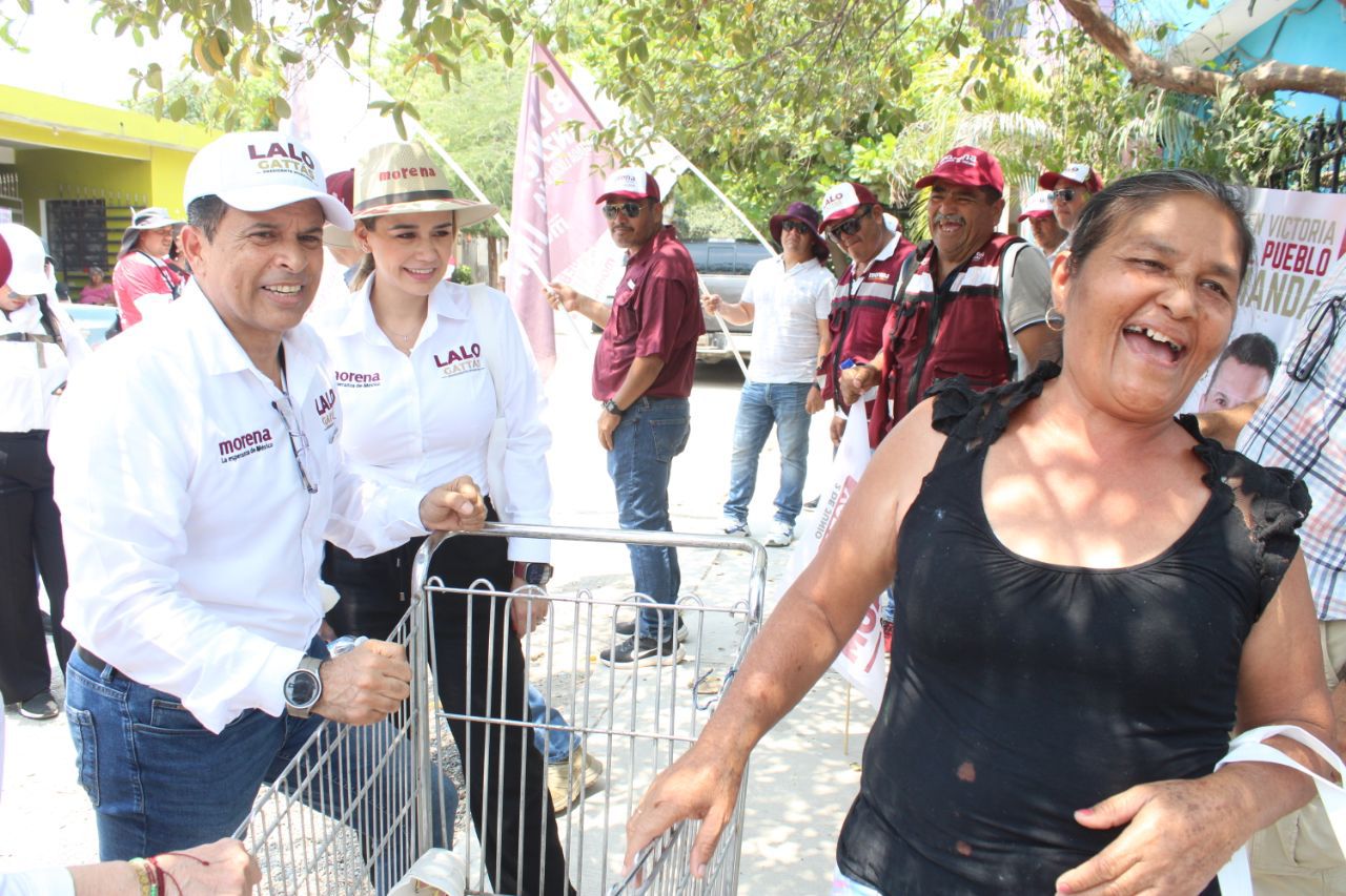 Vecinos de la Enrique Lara y Amalia G. van con Lalo Gattás por su reelección