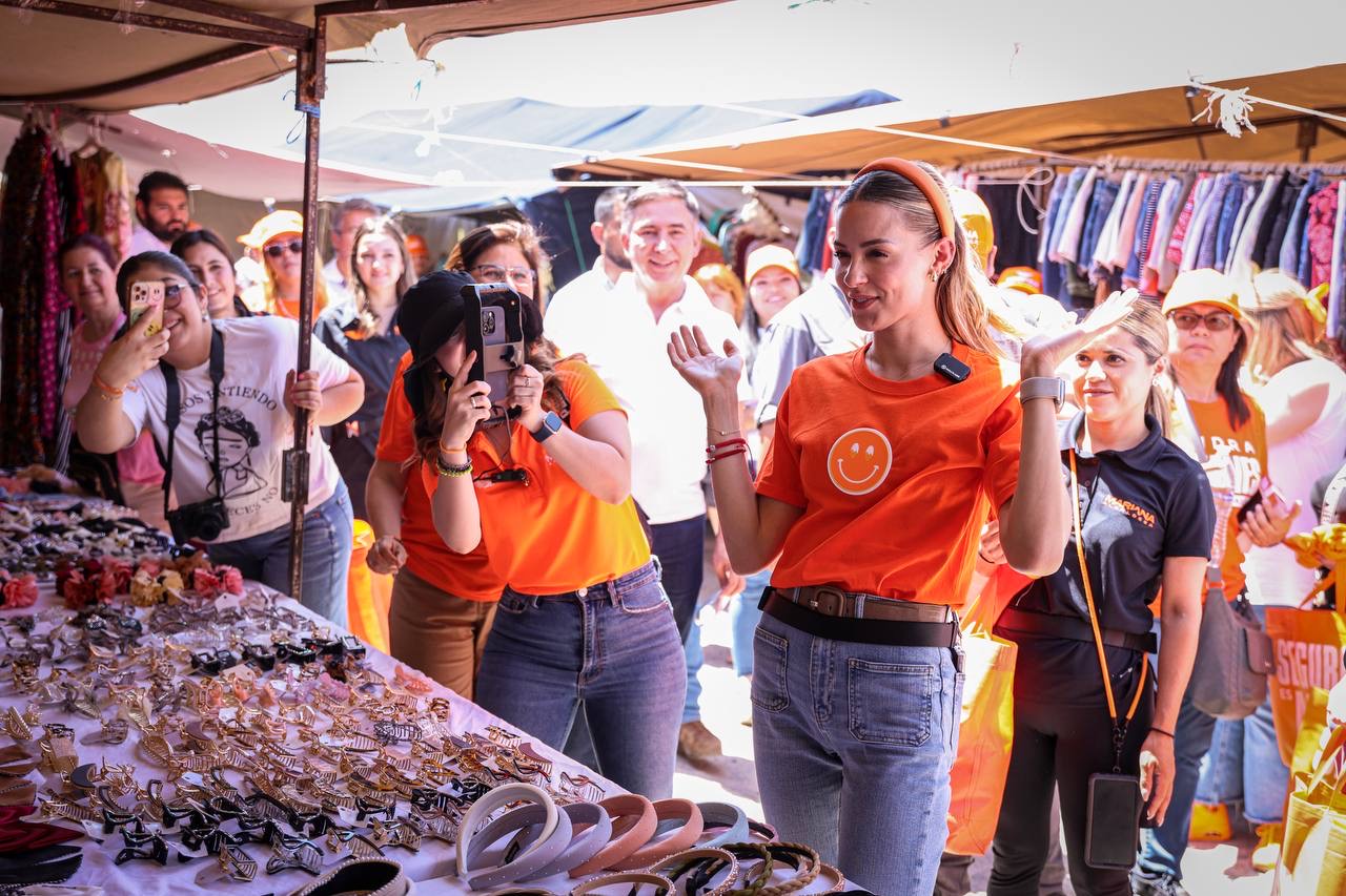 Visita Mariana Rodríguez vecinos de la Colonia Repueblo y recorre tradicional mercado de La Florida