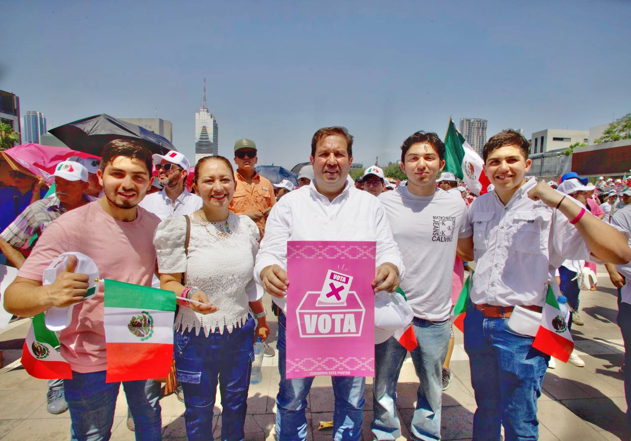 Se suma José Luis Garza Ochoa a manifestación por la democracia convocada por sociedad civil