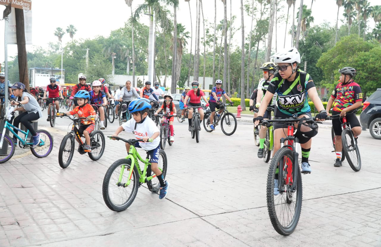 Celebra la UAT con gran éxito rodada deportiva familiar