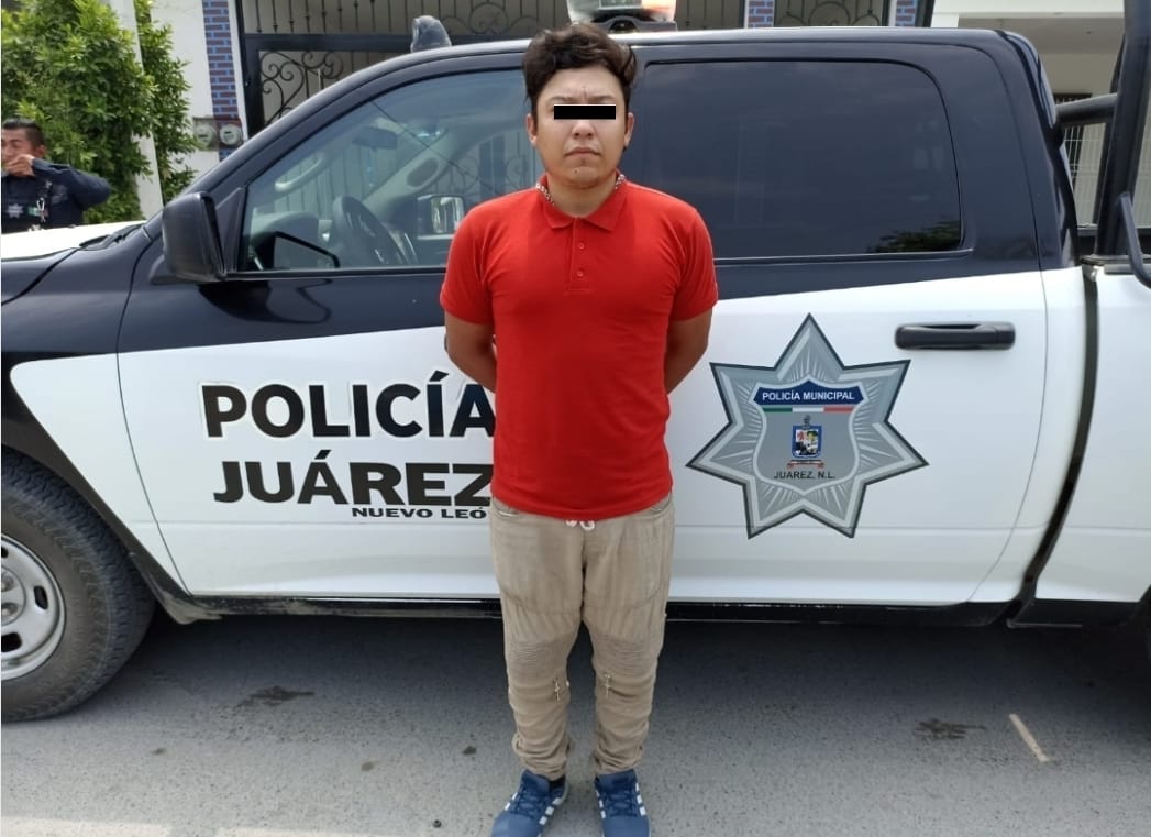 Detiene la Policía de Juárez a dos sujetos por circular en auto robado, en la Colonia Las Lomas