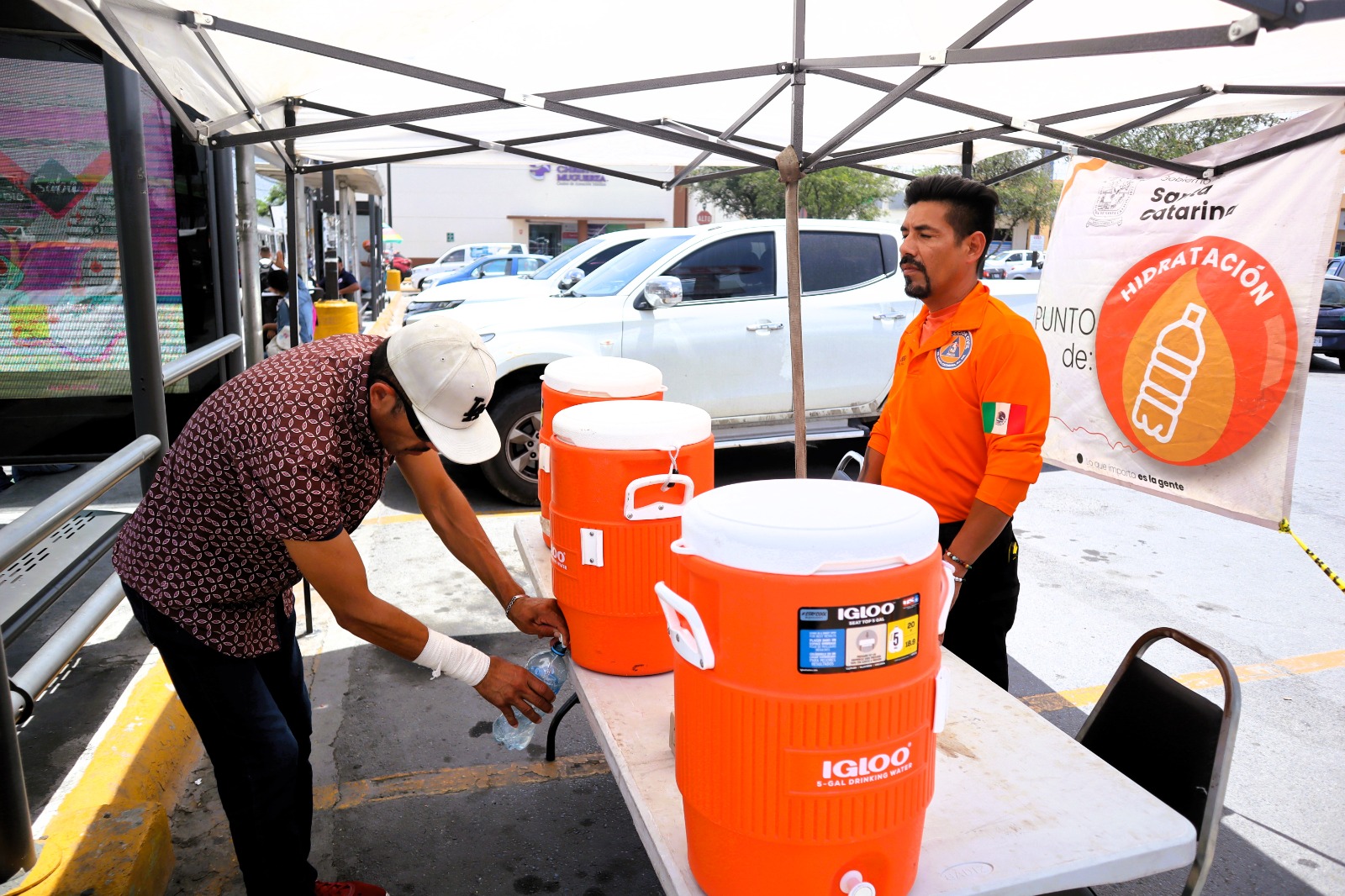 Activa Santa Catarina distribución emergente de agua