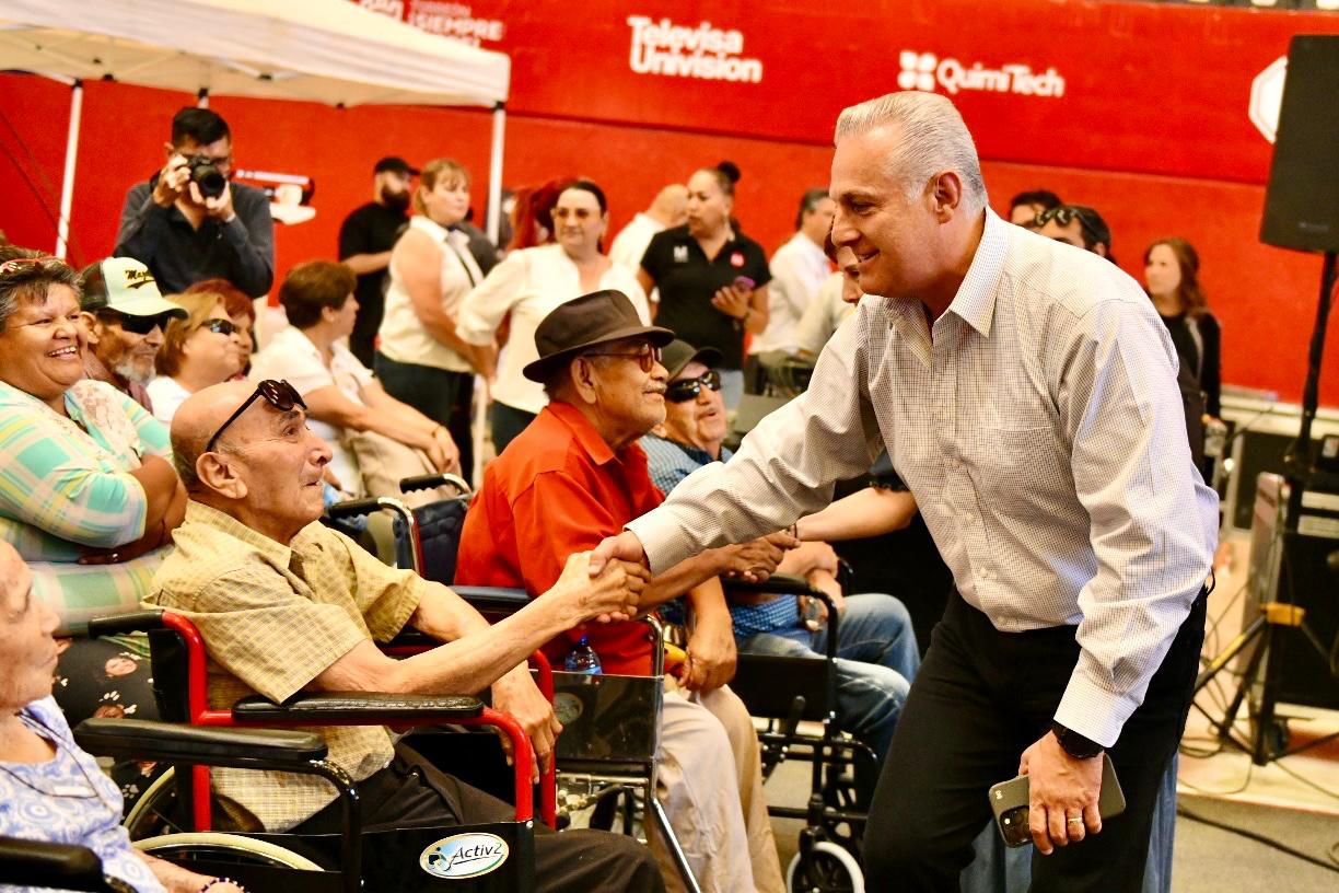 Román Alberto Cepeda González supervisa brigada de seguimiento médico en el Auditorio Municipal