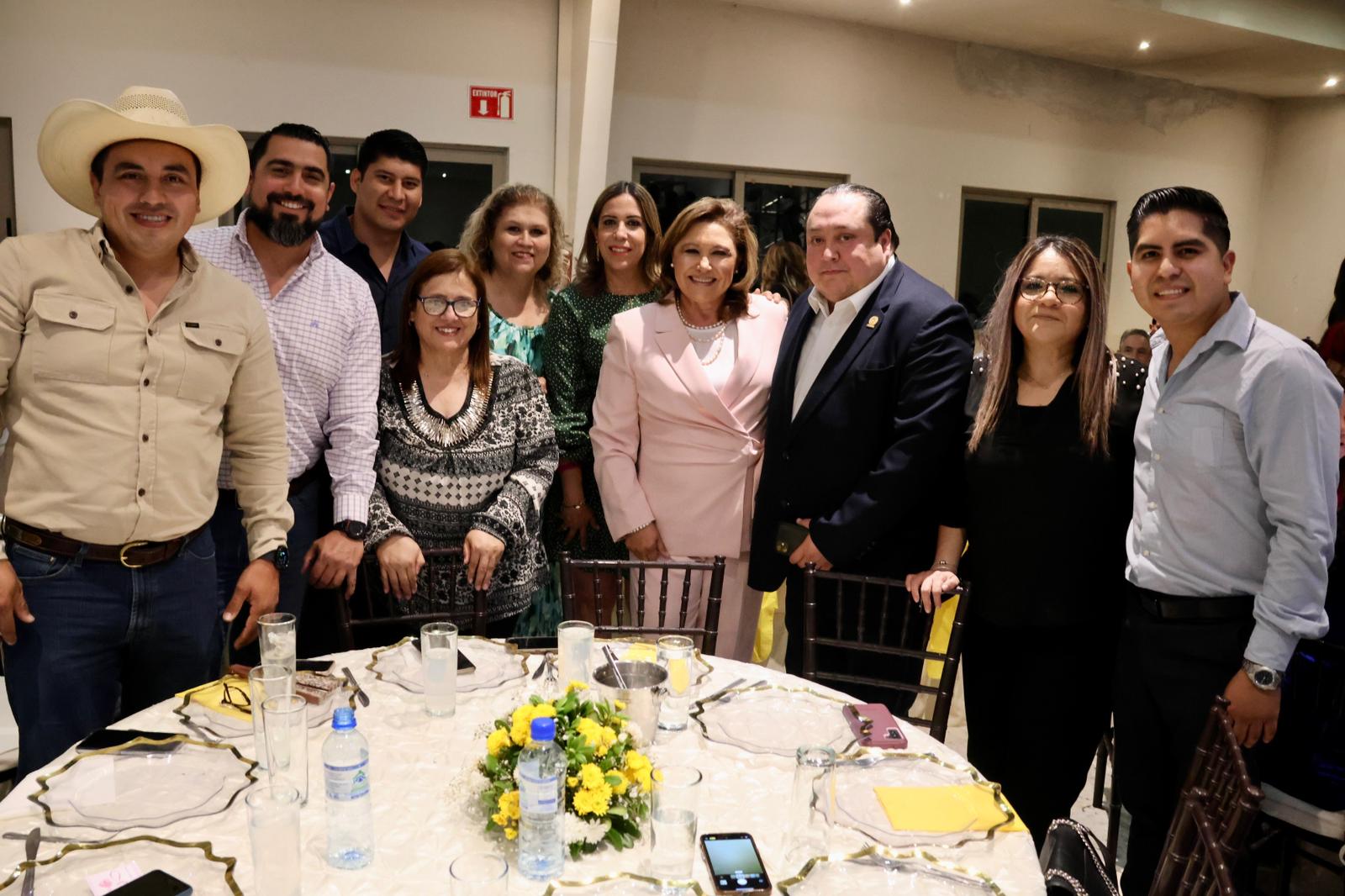 Celebra Diana Haro, alcaldesa de Sabinas a las maestras y maestros en su Día