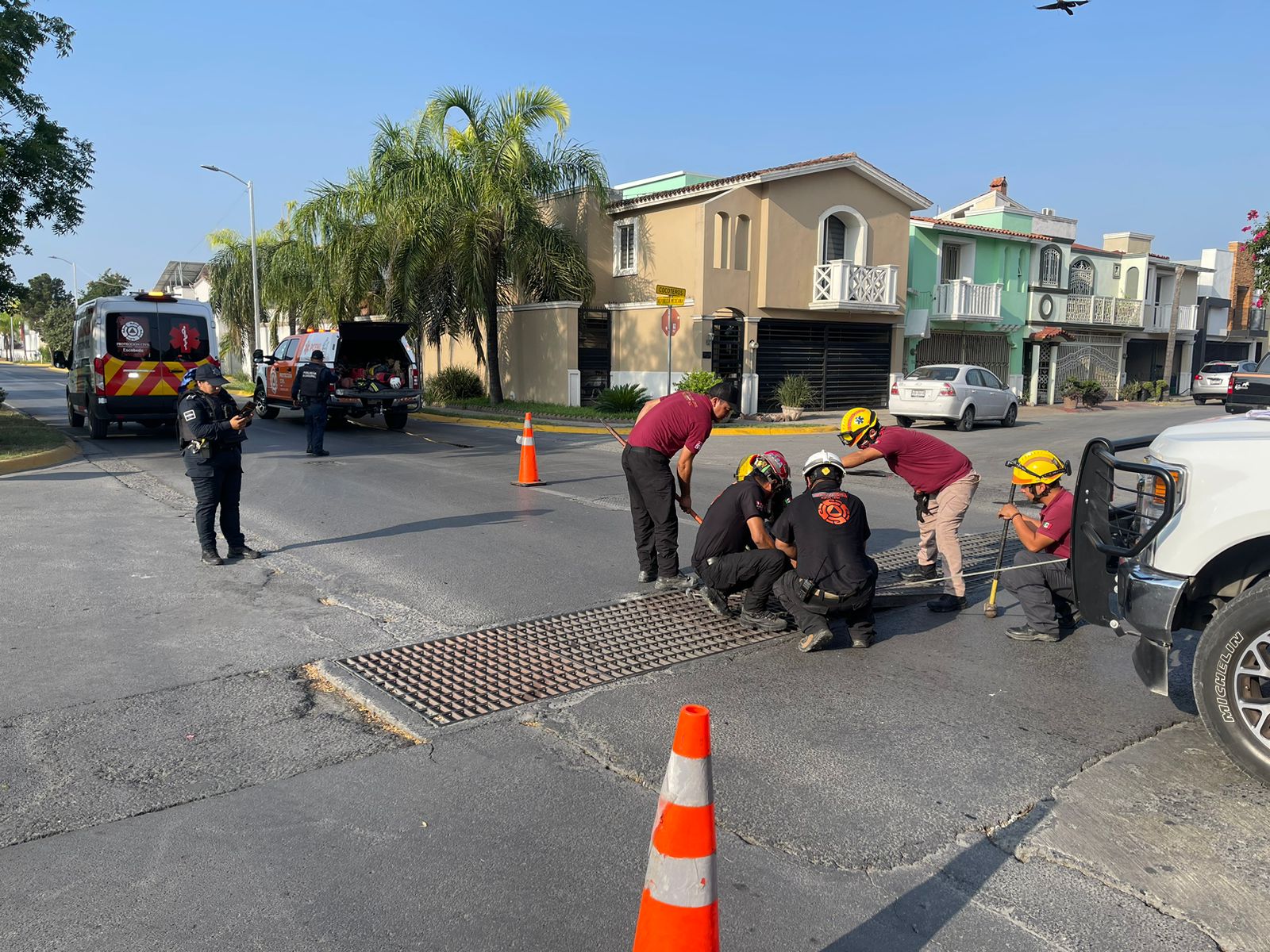 Rescatan a 4 menores atorados en canal pluvial