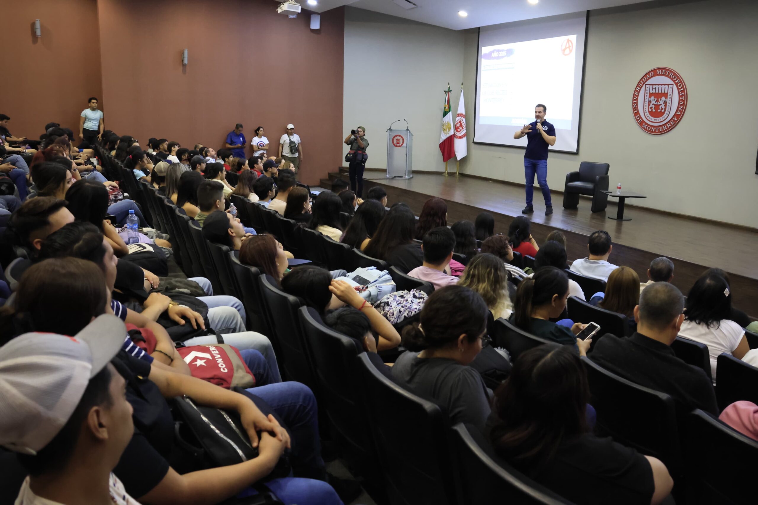 Presenta Adrián de la Garza propuestas para jóvenes en la Universidad Metropolitana de Monterrey