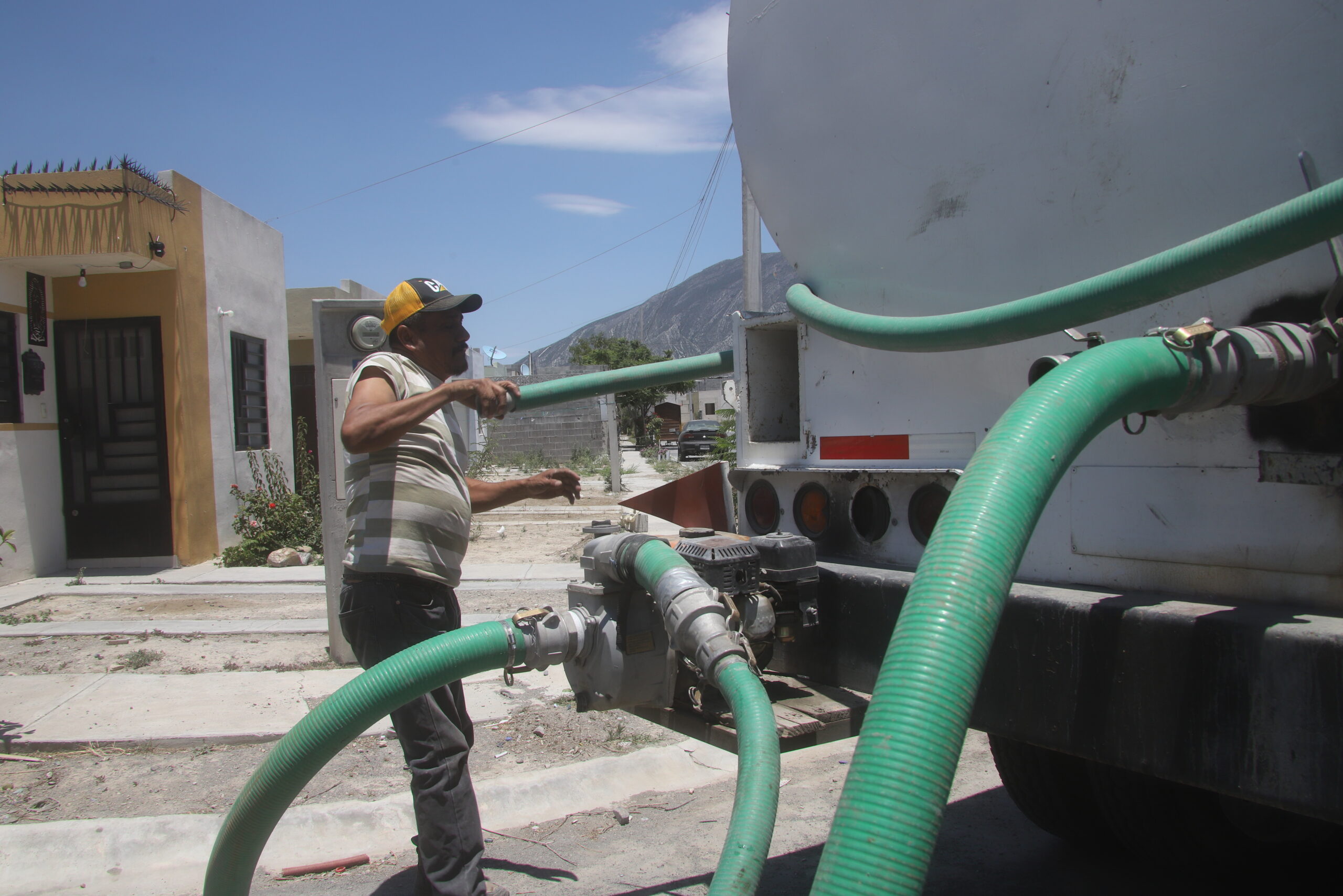 Intensifican en García entrega de agua en pipas