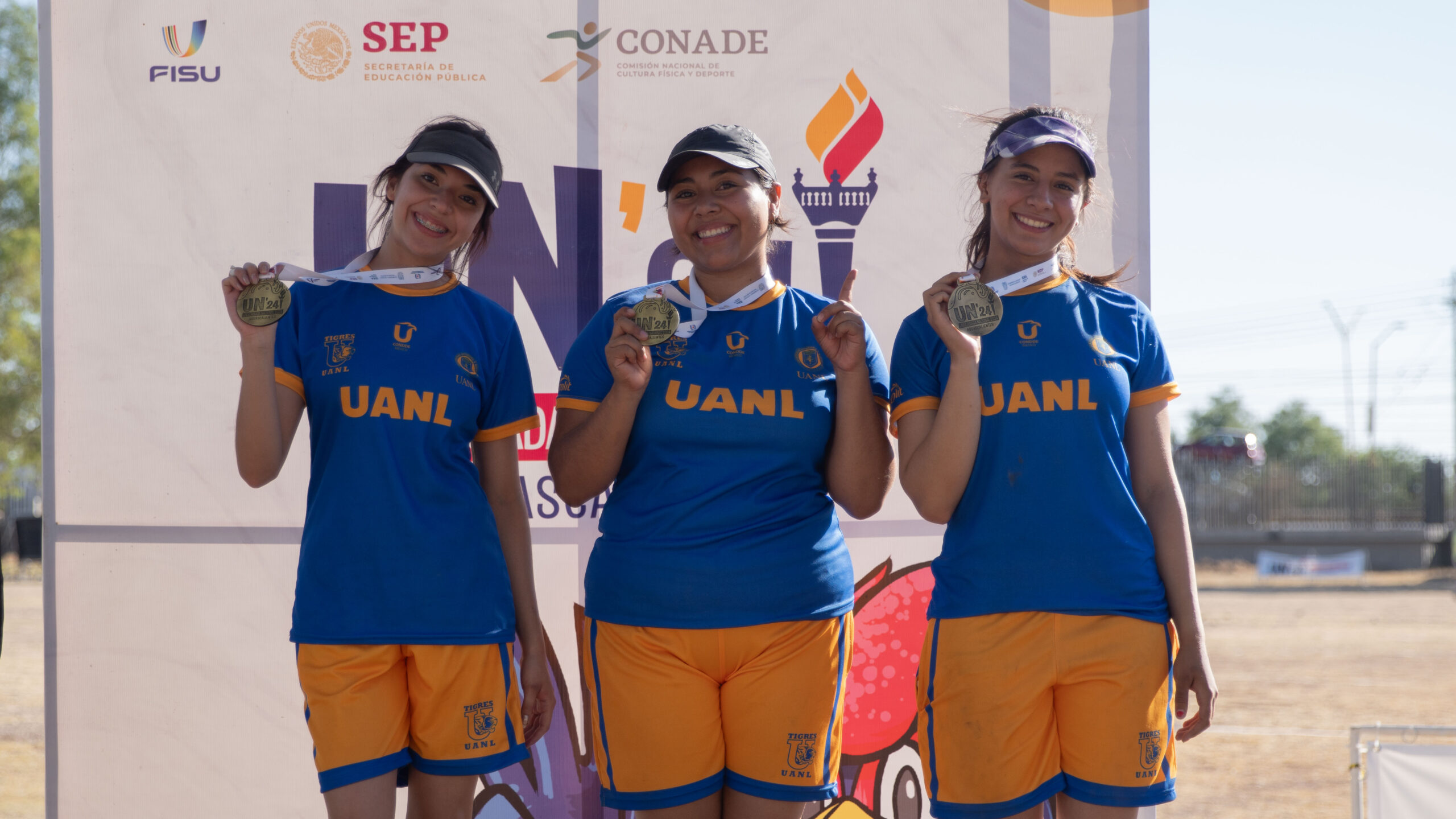 Logran arqueras de UANL medalla de oro en equipo femenil