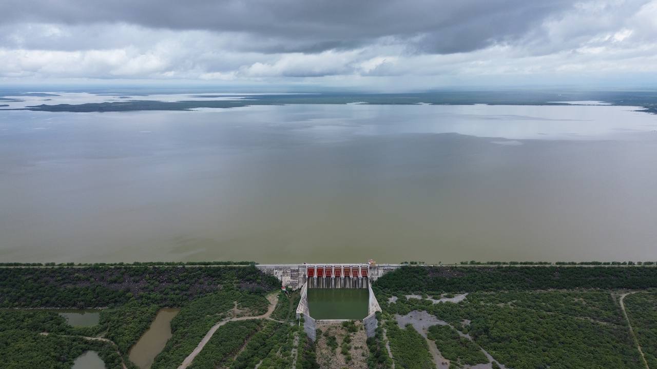 Realiza Samuel García sobrevuelo en presas de Nuevo León; destaca captación de agua en embalses