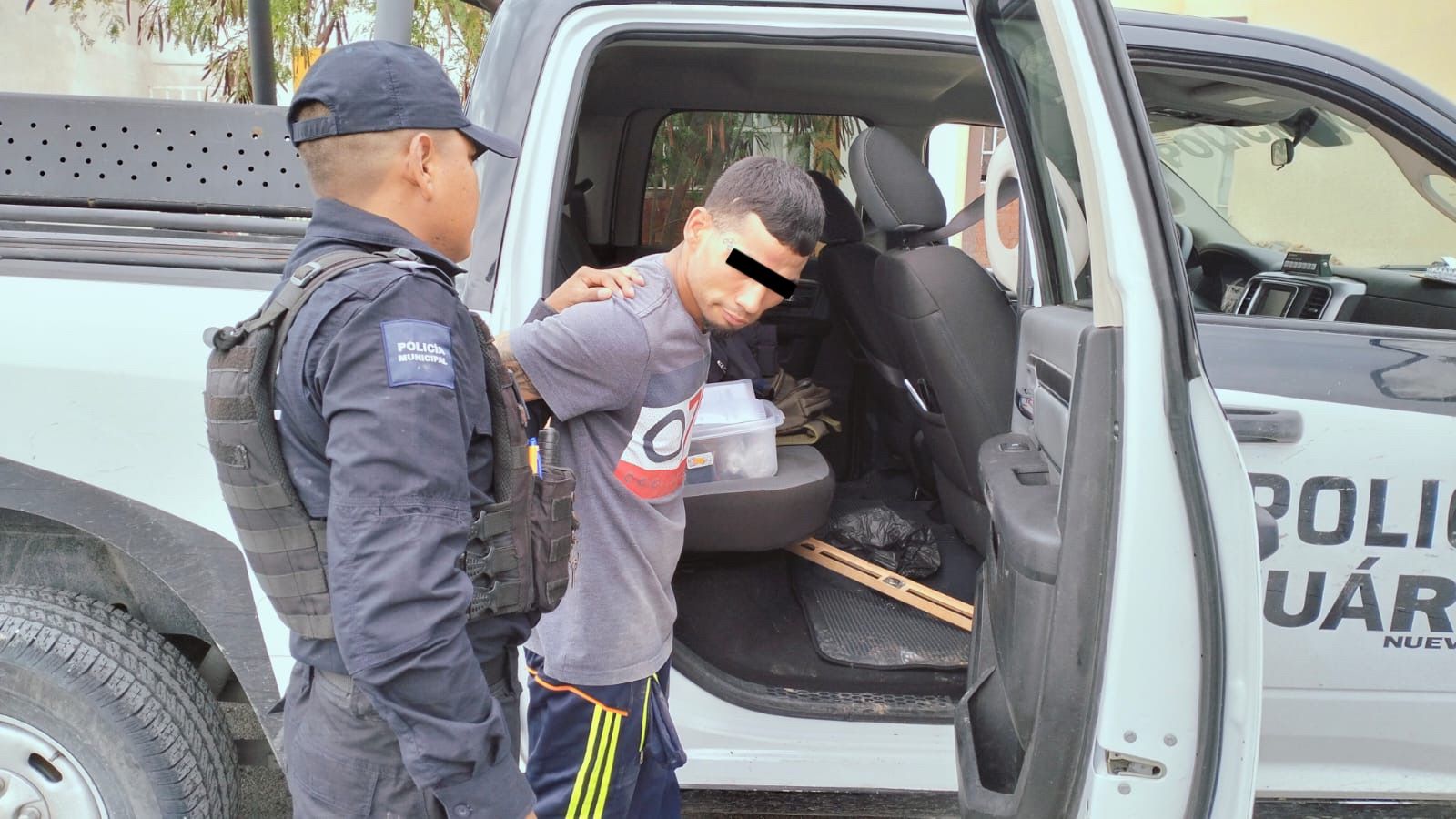 Policía de Juárez detiene a dos sujetos por el delito de equiparable al robo de vehículo y robo a transeúnte en la Colonia Bosques del Seminario