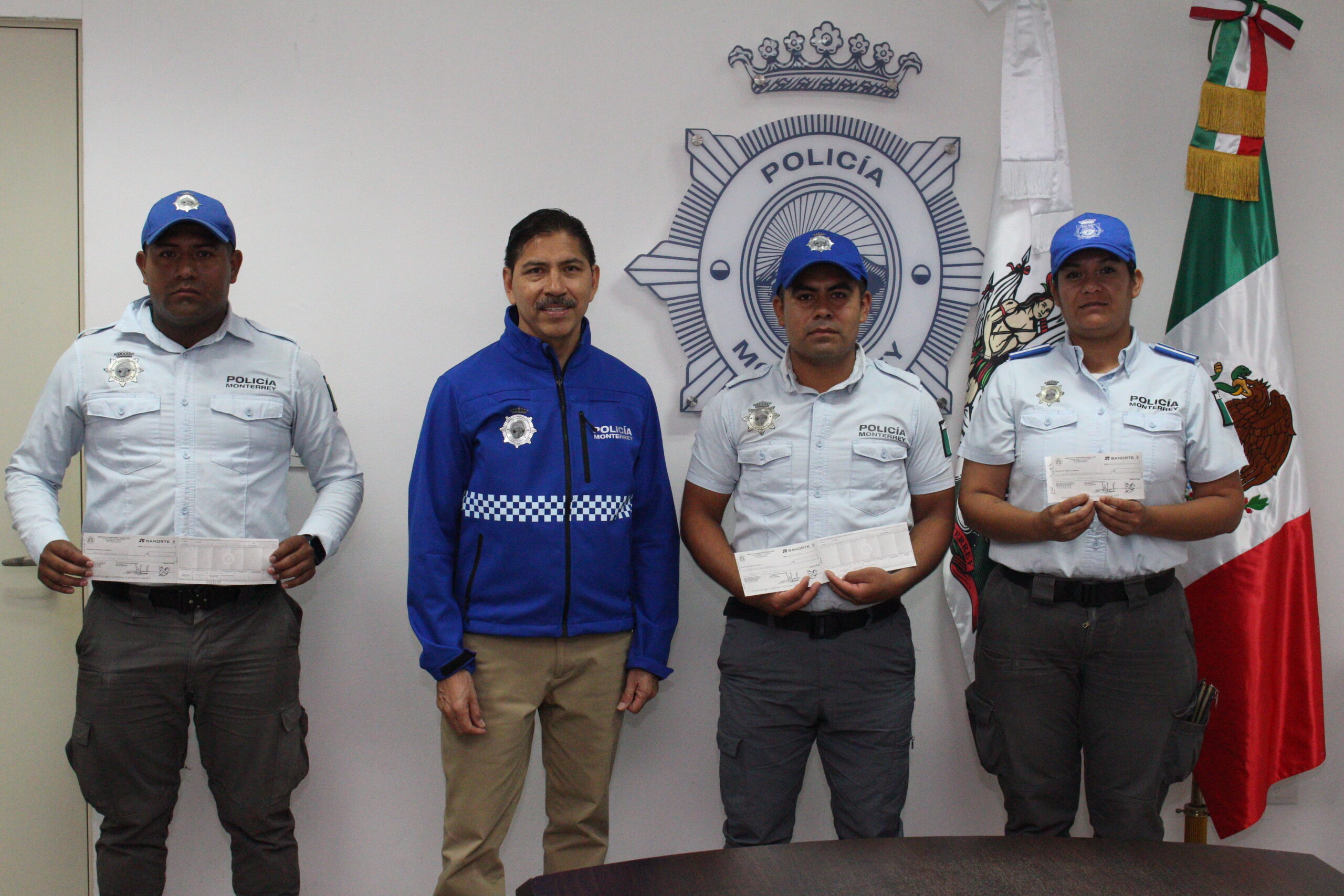 Reconocen a policías por su labor en Monterrey