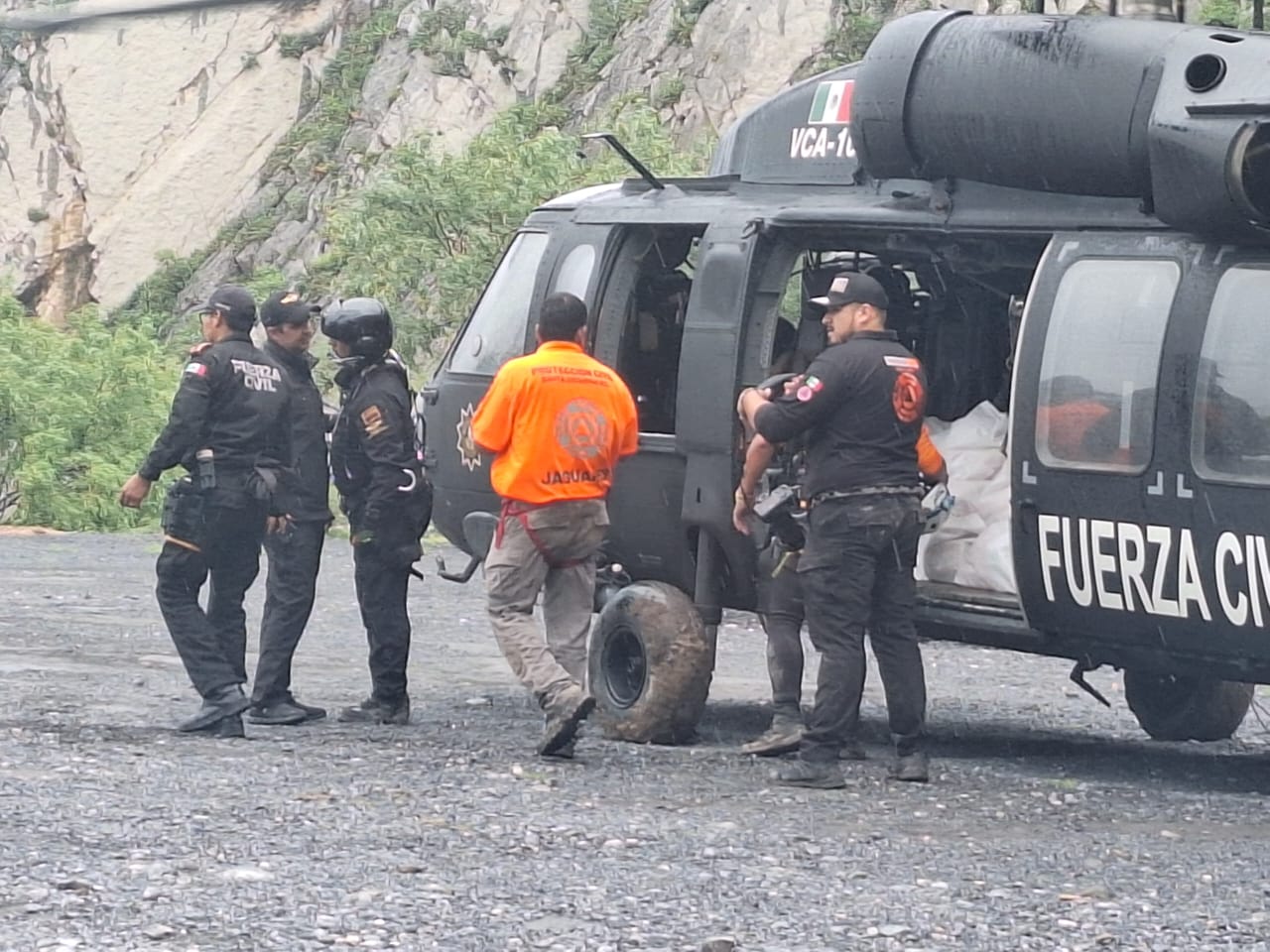 Rescatan Santa Catarina y Nuevo León en helicóptero, a más de 50 zonas altas de La Huasteca