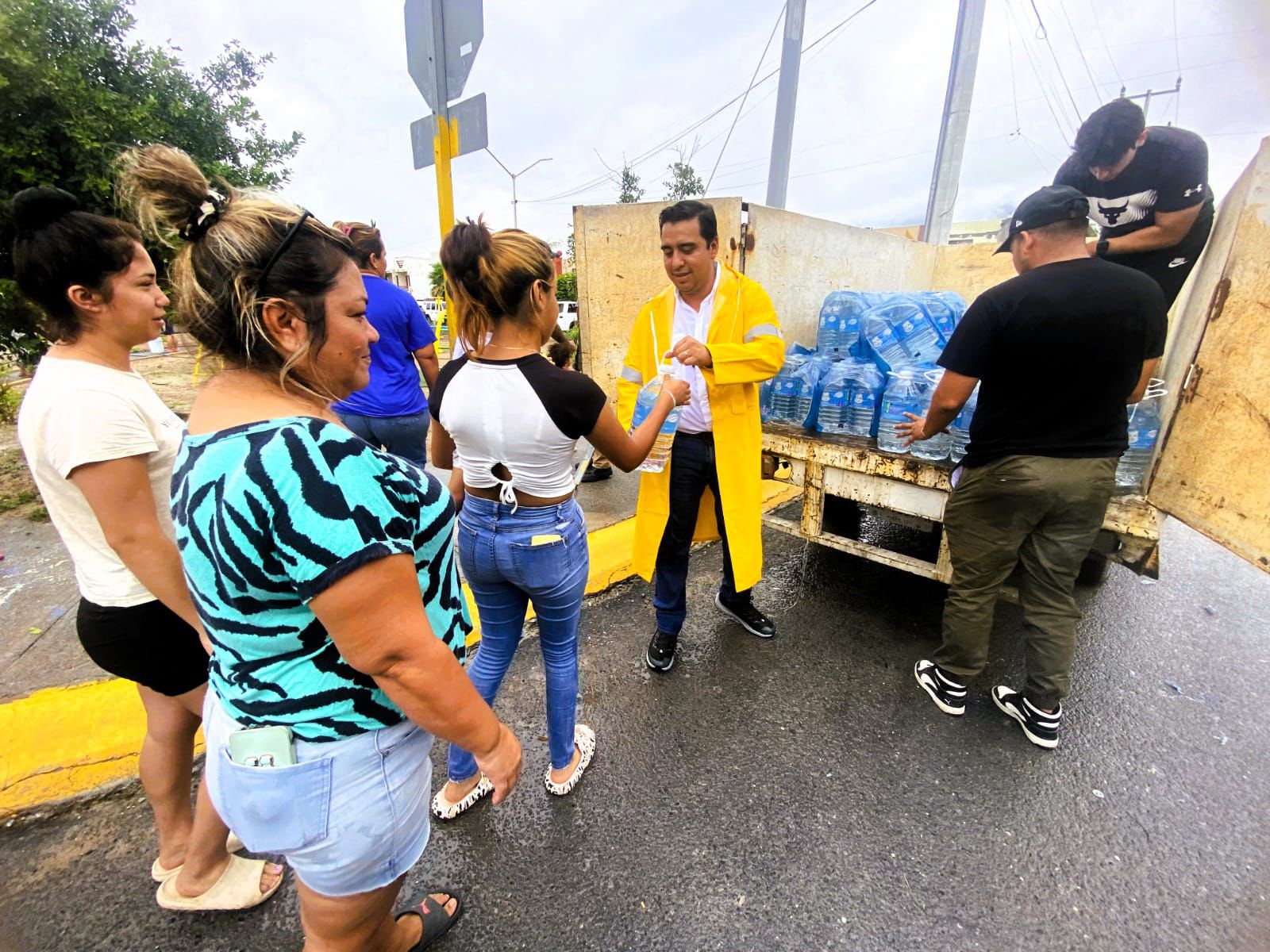 Lleva Nava agua potable embotellada y en pipas a habitantes de Santa Catarina