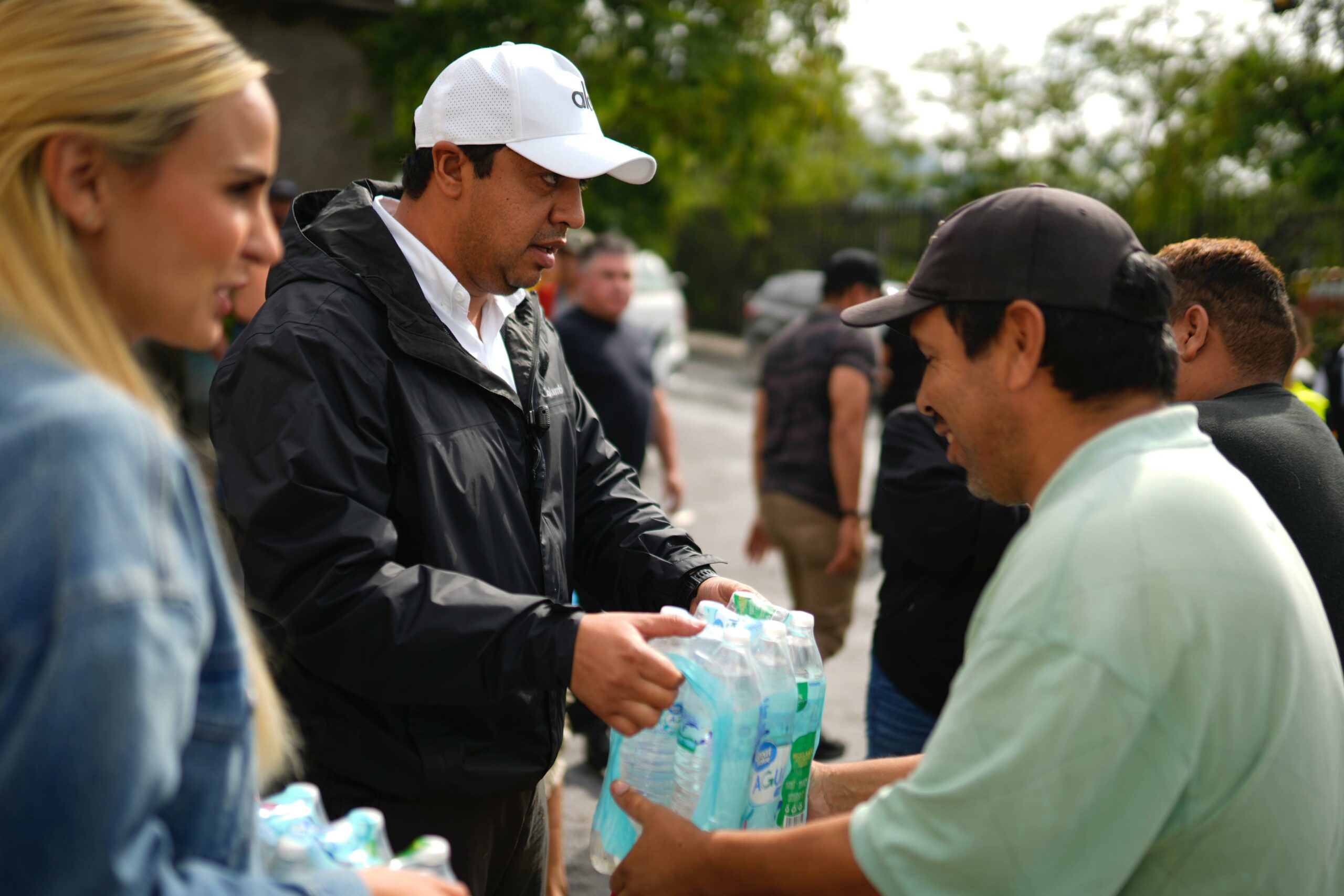 Entrega Jesús Nava más de 200 mil botellas de agua en Santa Catarina