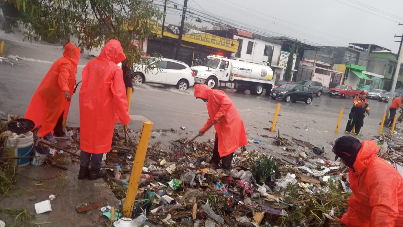 Ahora inicia Santa Catarina retiro de basura y desechos vegetales