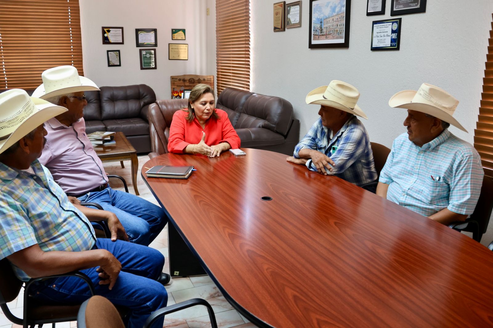 Alcaldesa de Sabinas apoya al ejido Guadalupe Victoria para festejo de su centenario