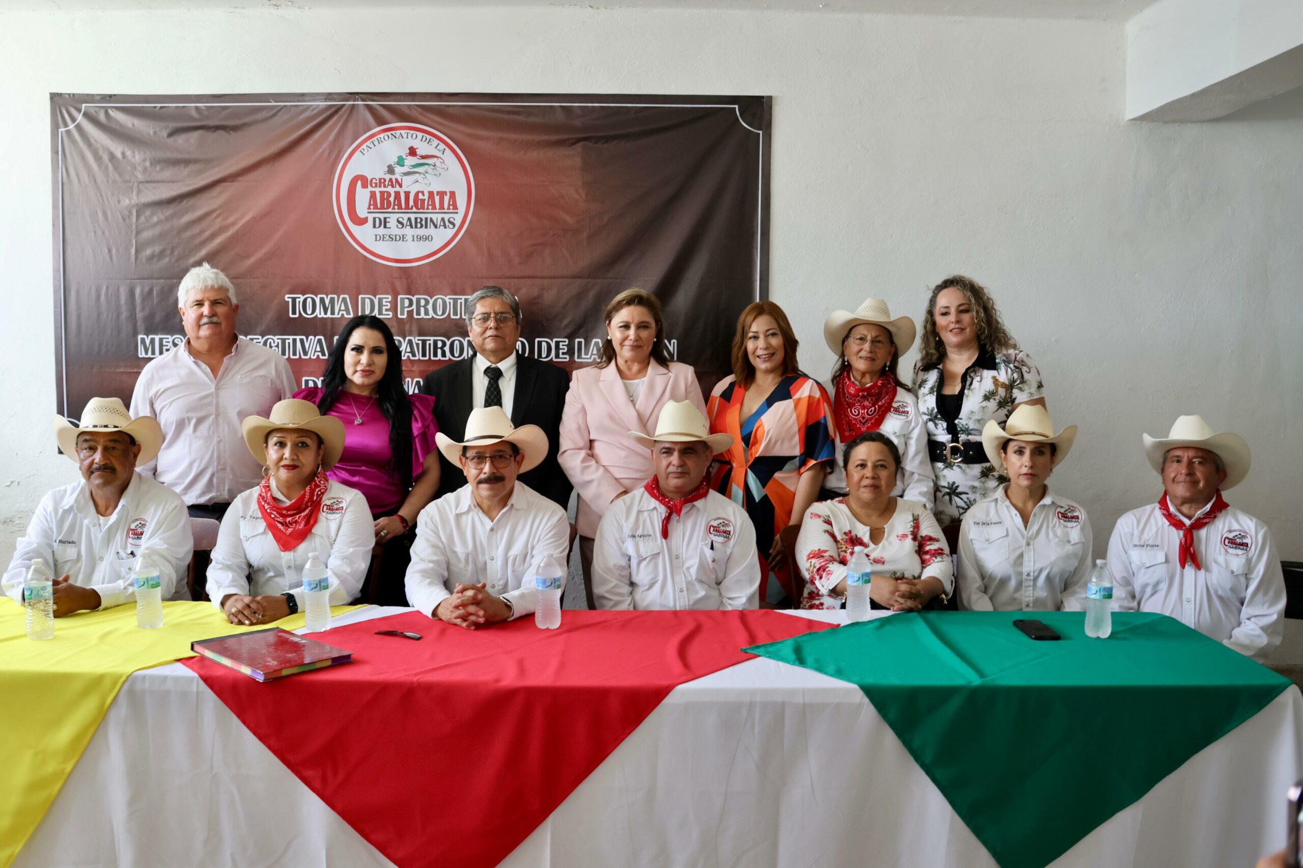 Asiste alcaldesa Diana Haro a toma de protesta del patronato de la Gran Cabalgata