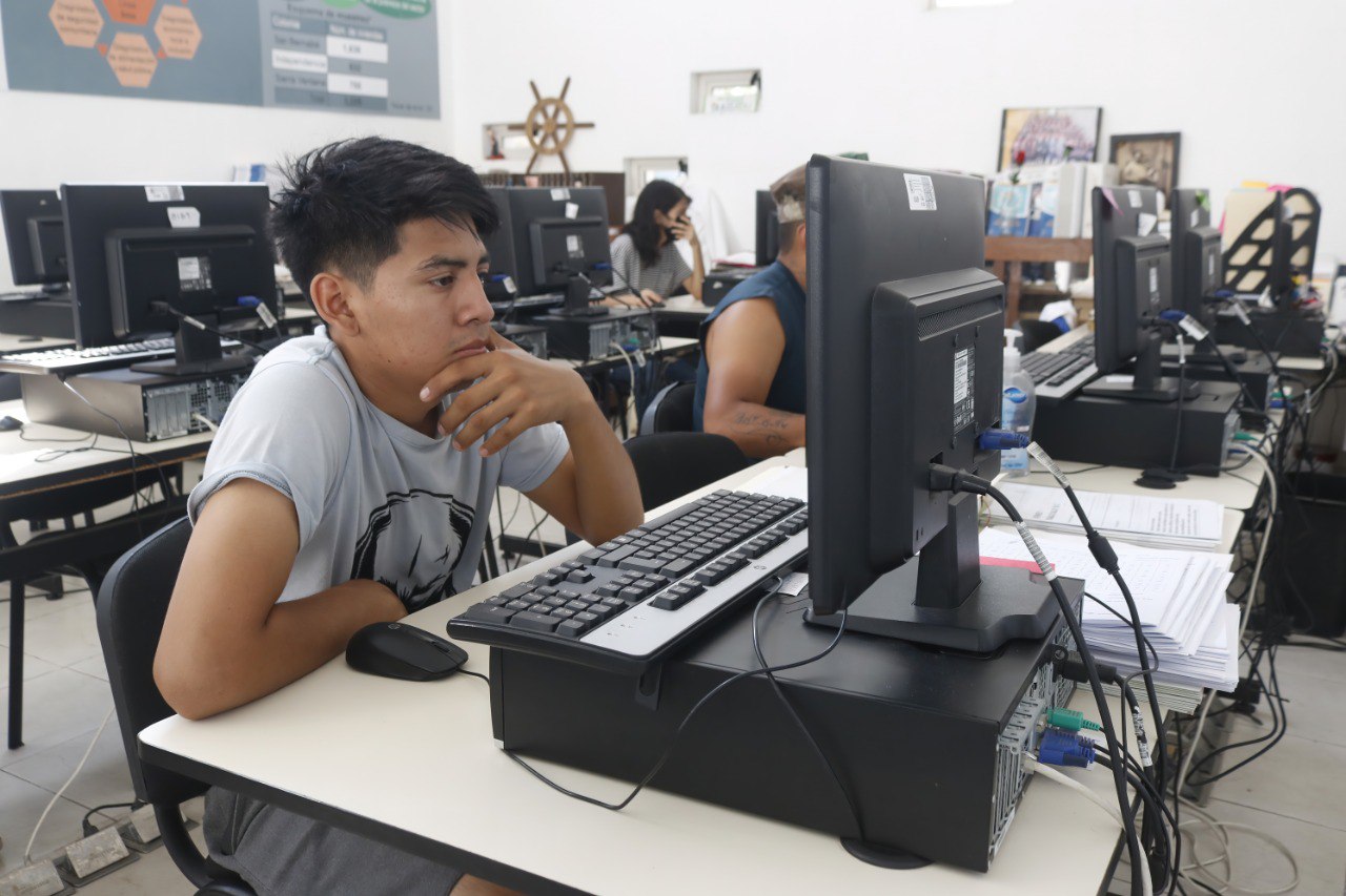 Asesora Secretaría de Igualdad e Inclusión a 180 estudiantes para examen de admisión a prepas UANL