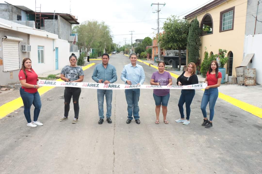 Entrega Paco Treviño calles pavimentadas en la Colonia Ismael Flores