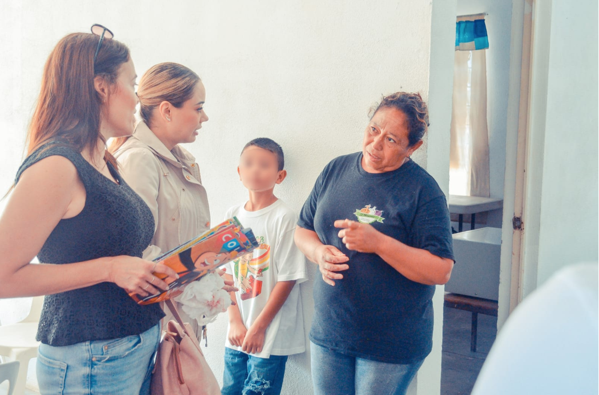 Visita Lucy de Gattás a familias refugiadas en el albergue del CEDIF 1