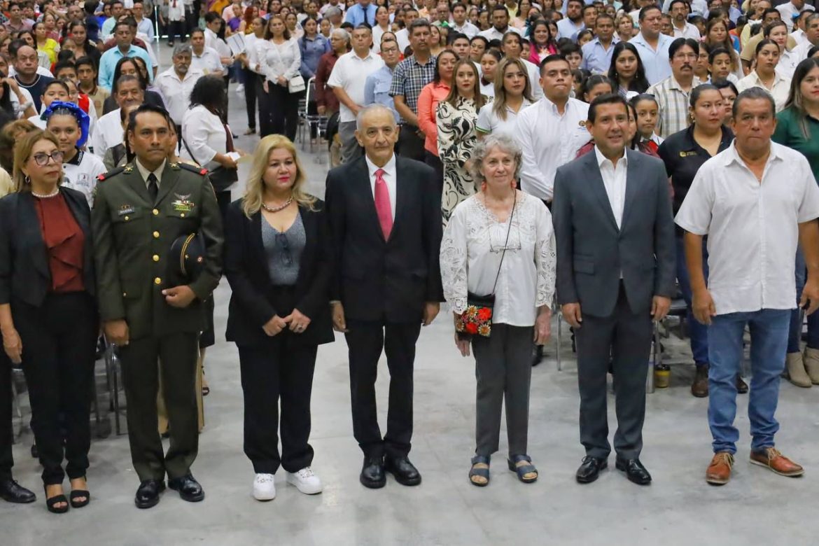 Reconoce Municipio a alumnos y maestros con medalla “Guadalupe Victoria”