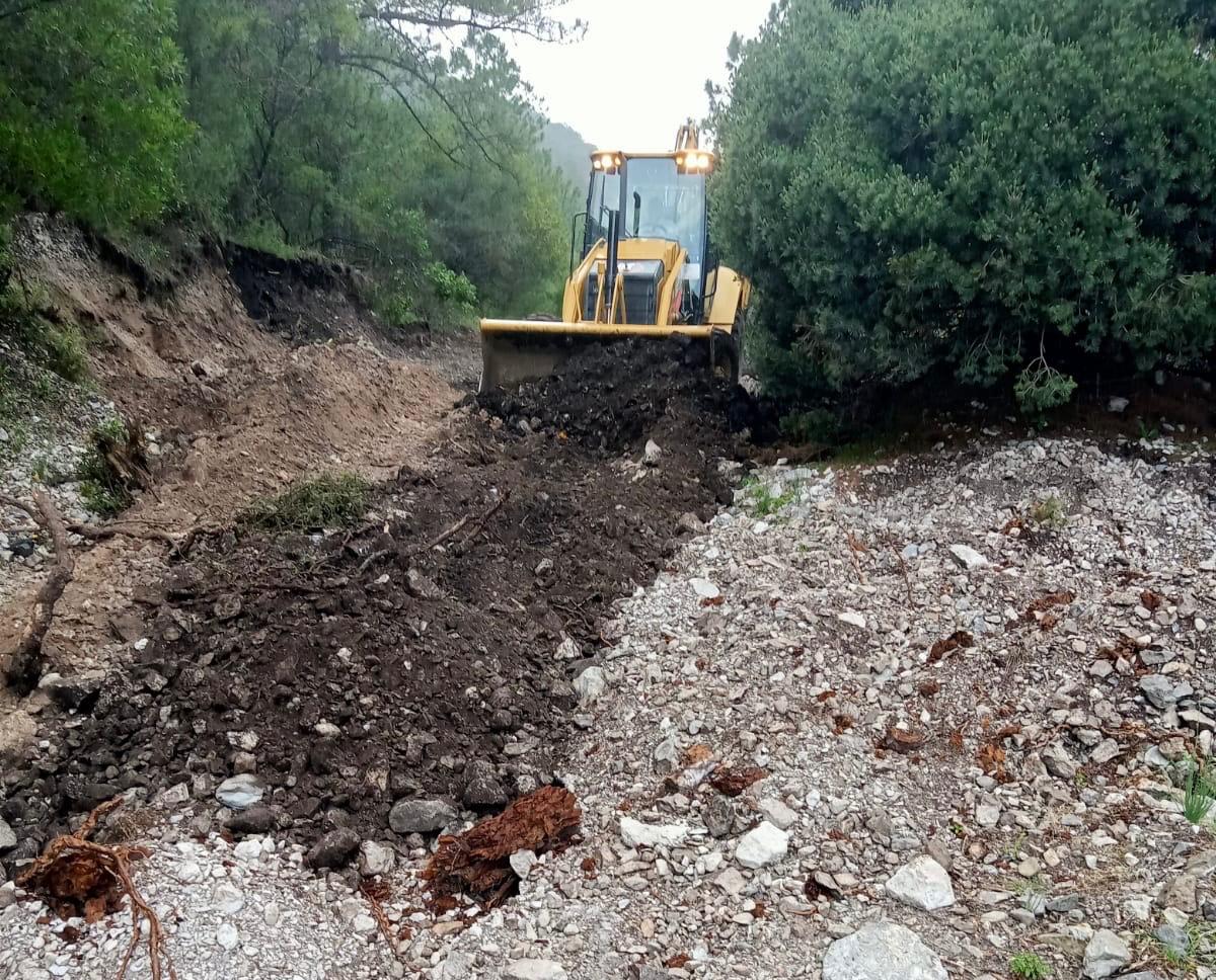 Abre Santa Catarina caminos en sierra alta de La Huasteca