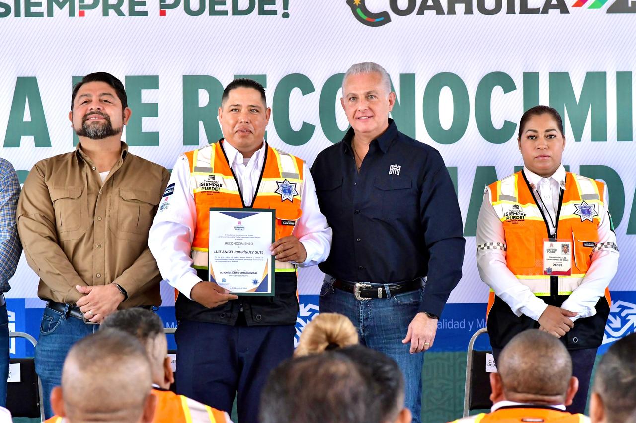 Román Alberto Cepeda González reconoce a 54 elementos de Vialidad por su labor social, actos heroicos y profesionalización