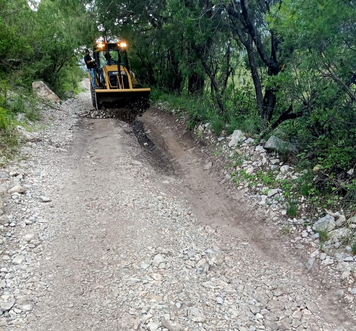 Rehabilita Santa Catarina 17 kms de caminos rurales en Sierra Alta de La Huasteca