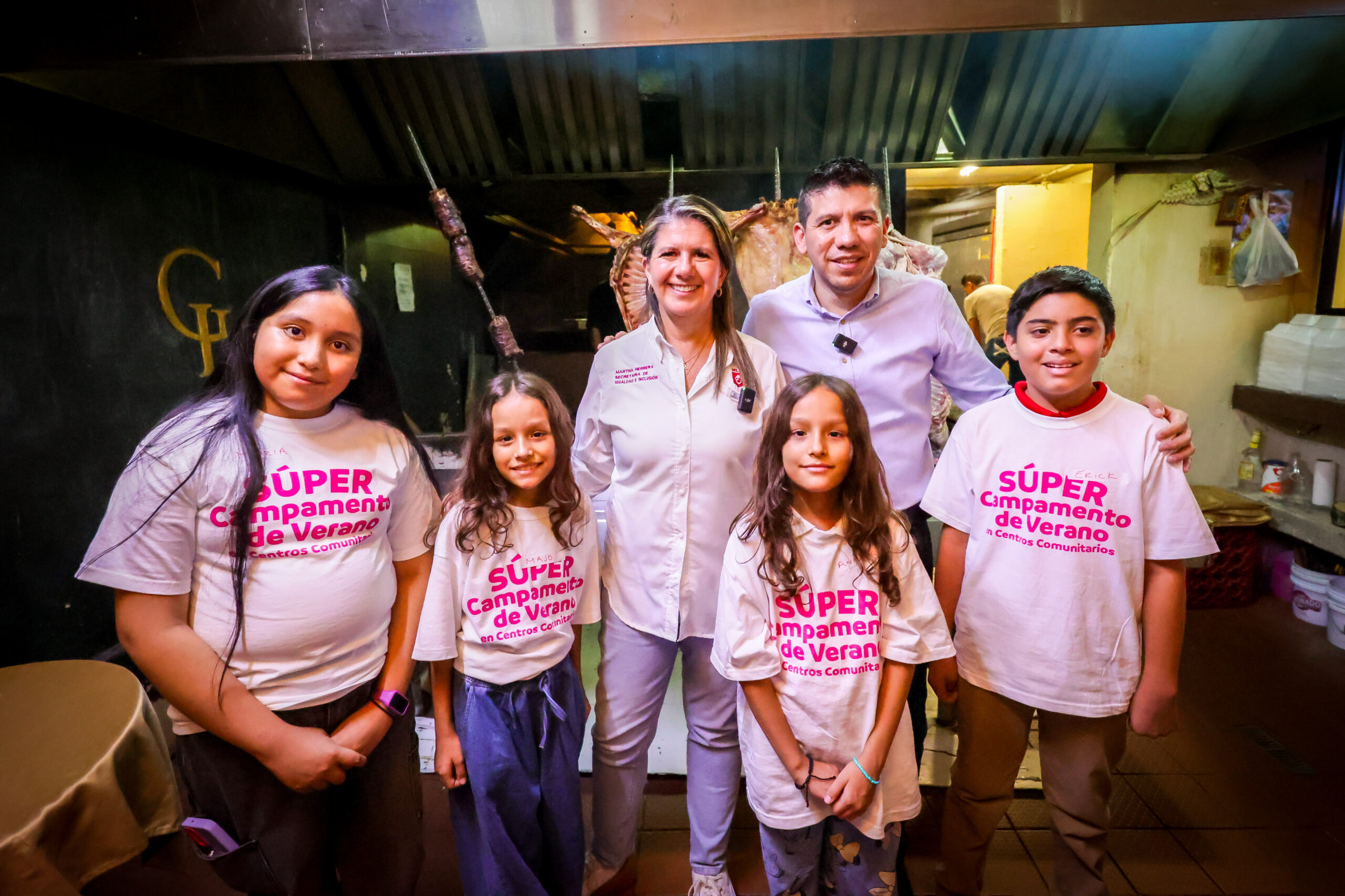 Aprenden a preparar cabrito en super campamento de verano de centros comunitarios