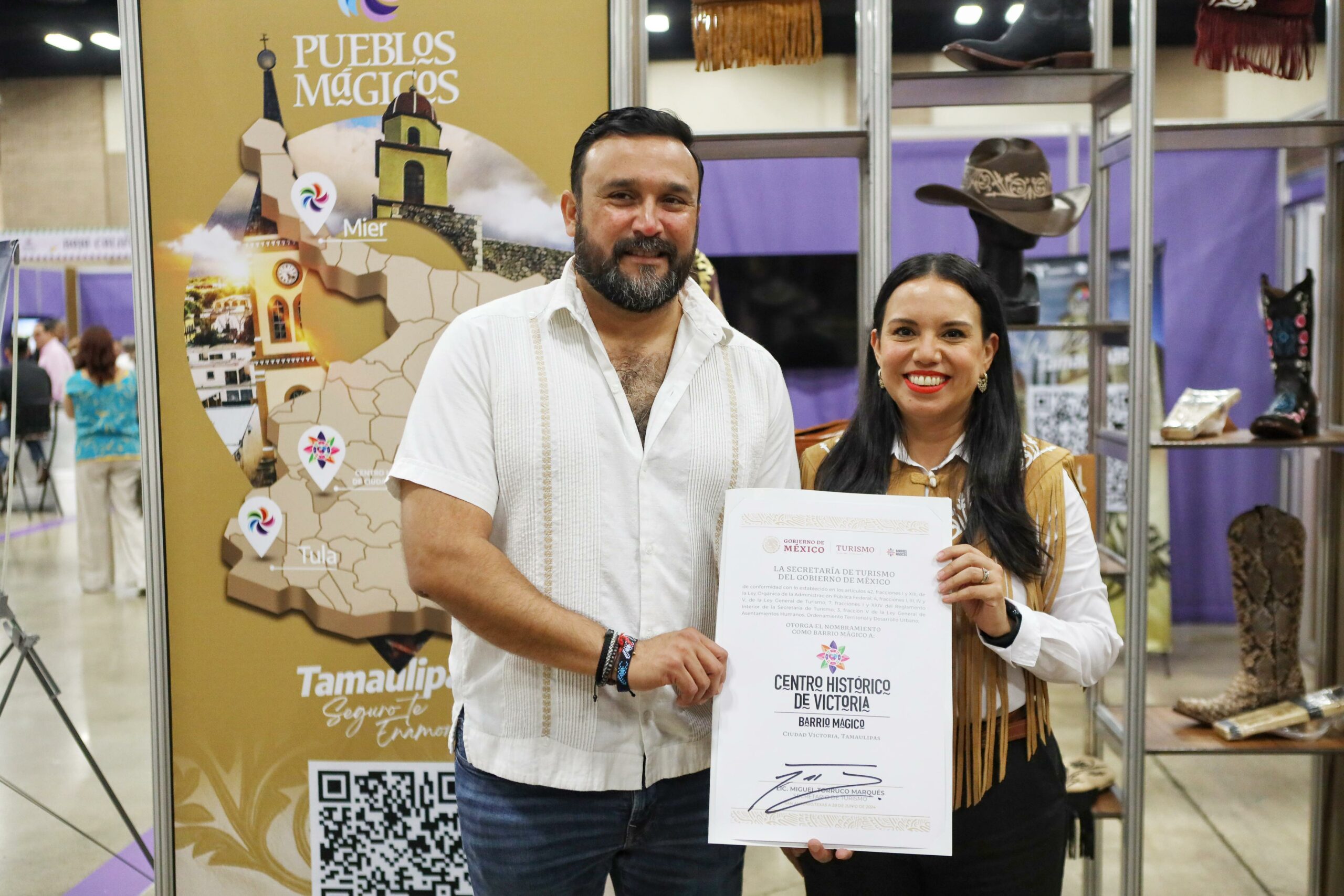 Recibe Gobierno de Victoria certificado de Barrio Mágico en Tianguis Internacional