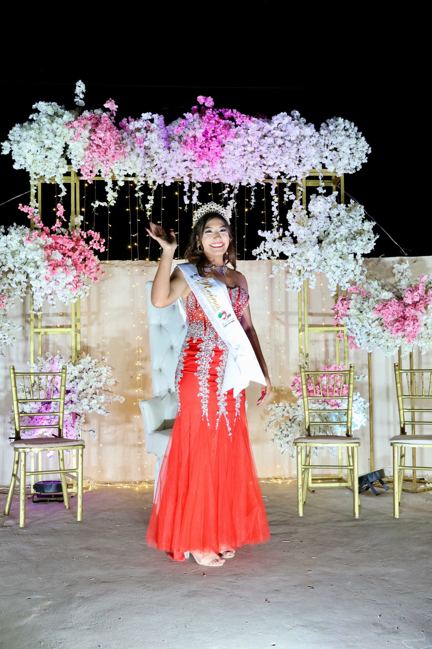 Coronan a Adela I como reina de la Villa de Cloete