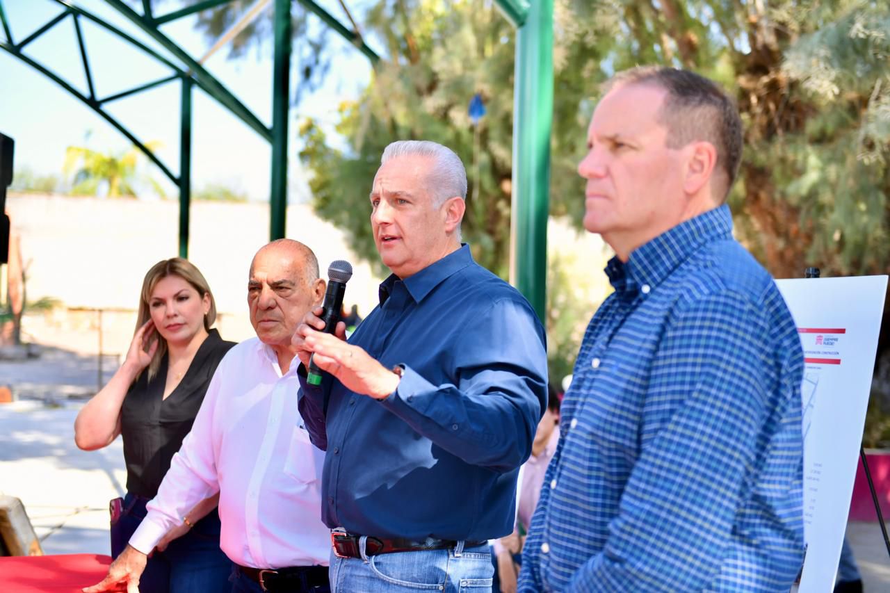 Román Alberto Cepeda González supervisa la construcción de techumbre en el ejido Santa Fe