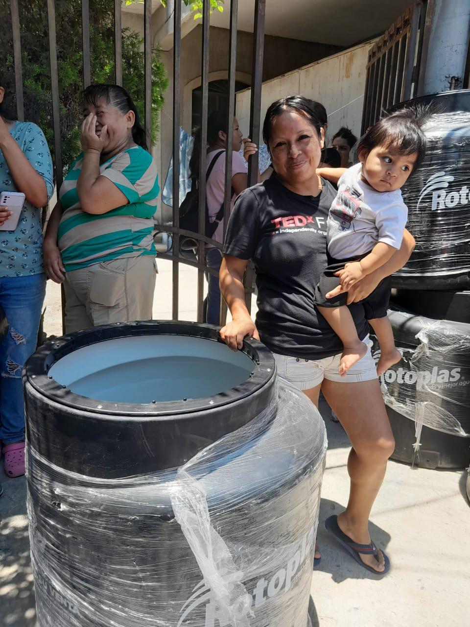 Entrega Agua y Drenaje apoyos en zona norponiente de la ciudad